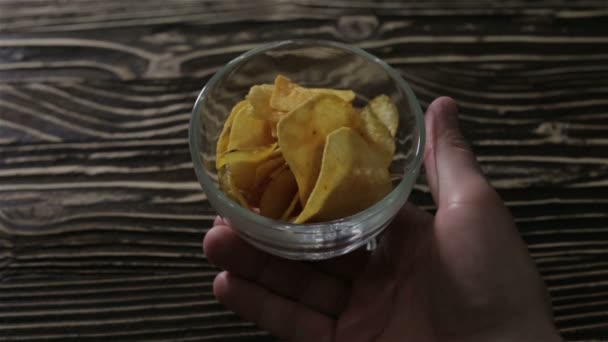 Las papas fritas están en un jarrón de vidrio sobre la mesa — Vídeo de stock
