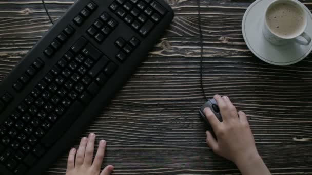 Ребенок использует мышиную компюторную — стоковое видео
