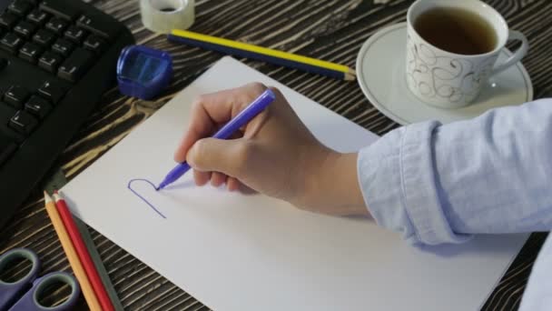 Femme mains dans le bureau de la table — Video