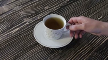Beyaz vintage bir tabloda çay fincan