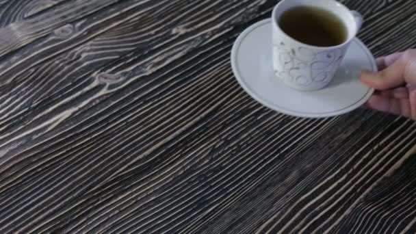 Λευκό φλιτζάνι τσάι σε ένα vintage τραπέζι — Αρχείο Βίντεο