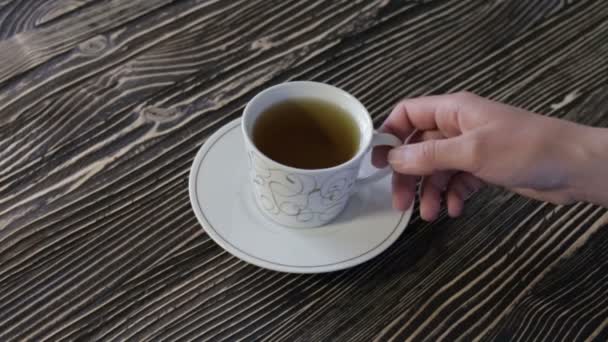 Tasse blanche de thé sur une table vintage 