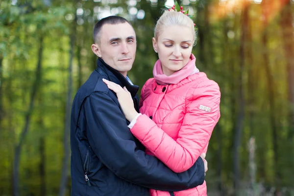 De jongen en het meisje op wandeling — Stockfoto