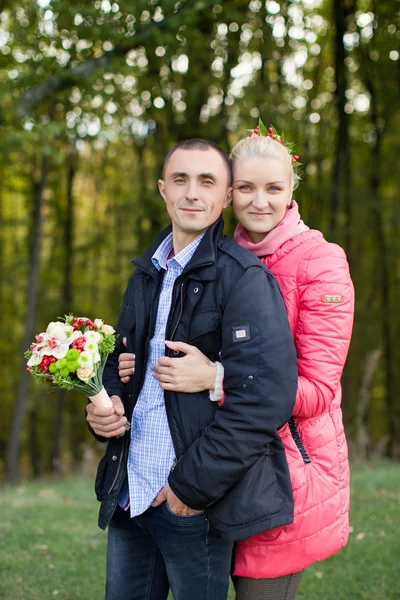 El chico y la chica de paseo —  Fotos de Stock