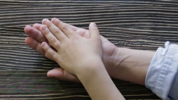 Madre acariciando childs mano — Vídeo de stock
