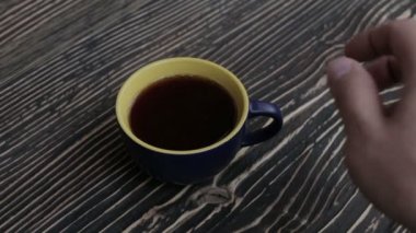 Bir fincan siyah çay tablo
