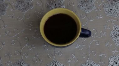 Bir fincan siyah çay tablo