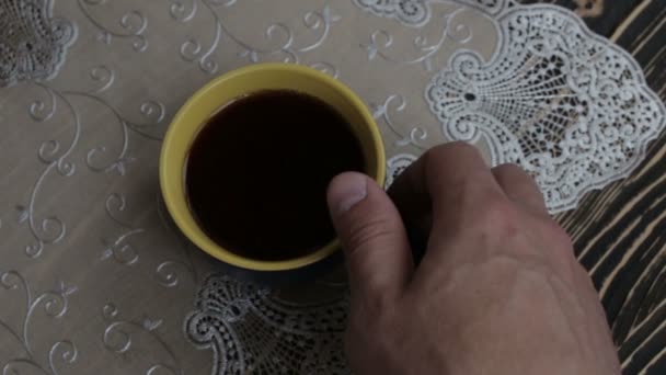 Eine Tasse mit schwarzem Tee auf dem Tisch — Stockvideo