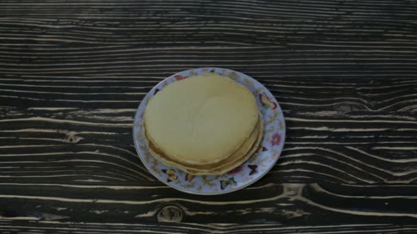 Crêpes chaudes sur une assiette — Video