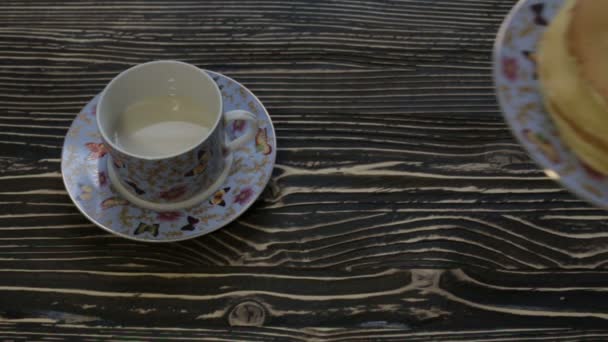 Горячий чай с блинами — стоковое видео