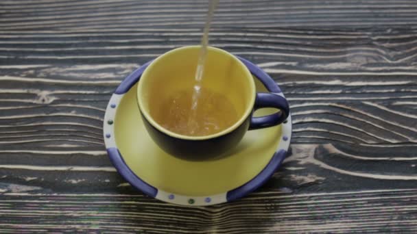 Thé vert dans une tasse — Video