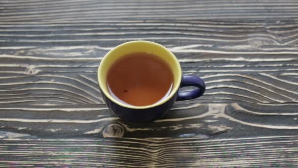 Groene thee in een kopje — Stockvideo