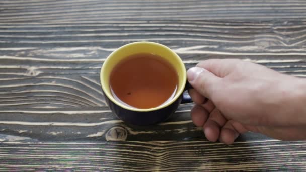 Grüner Tee in einer Tasse — Stockvideo