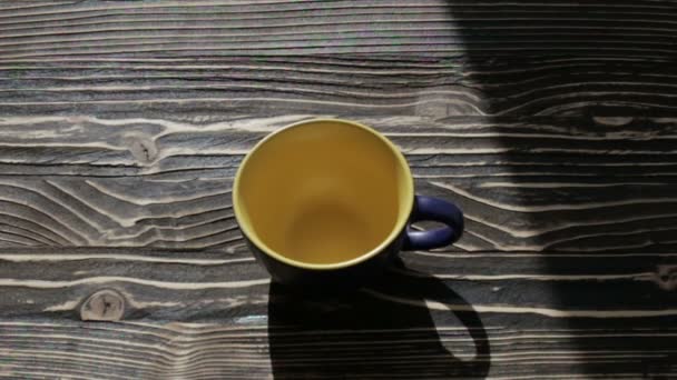 Горячий кофе в чашке — стоковое видео