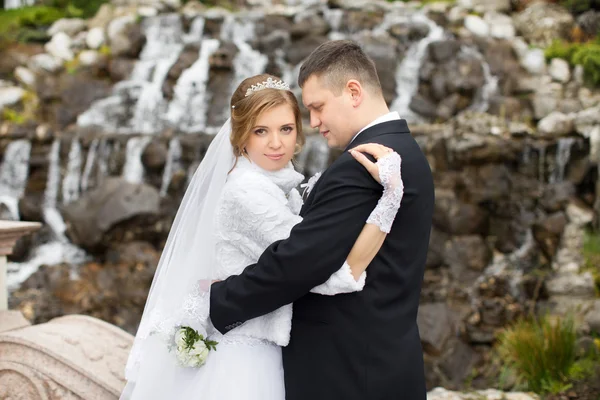 Bruid en bruidegom lopen in de natuur — Stockfoto