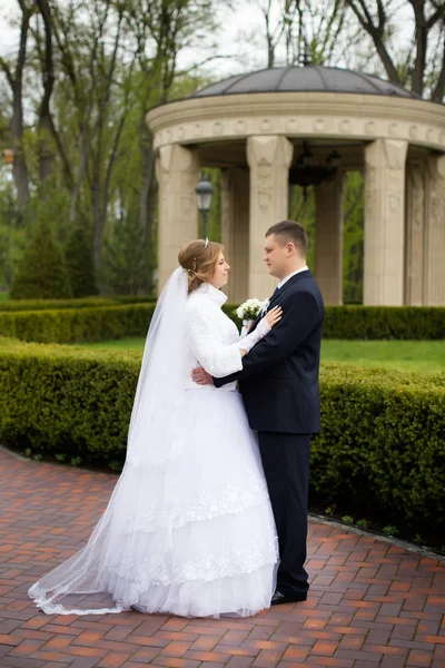 Camminare sposa e sposo in natura — Foto Stock