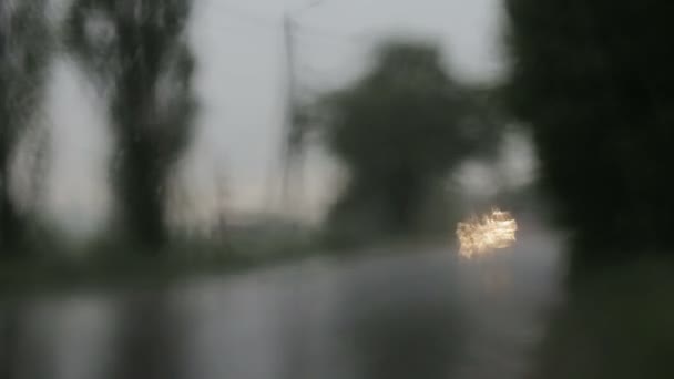 O carro à chuva — Vídeo de Stock
