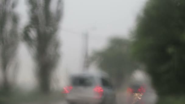 El coche en la lluvia — Vídeo de stock