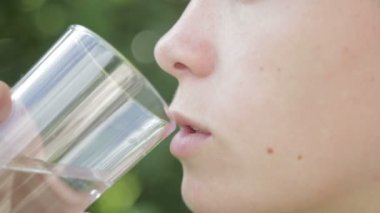 Kız bardaktan su içiyor.