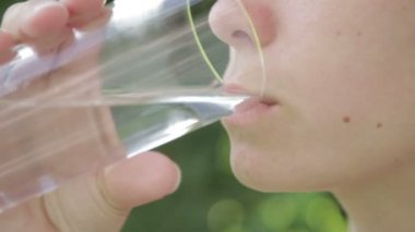 Kız bardaktan su içiyor.