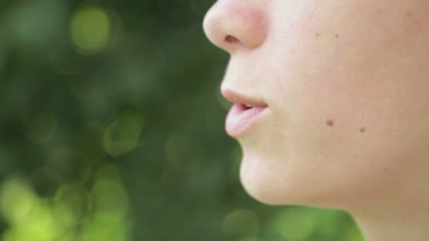 Fille parle à la caméra — Video