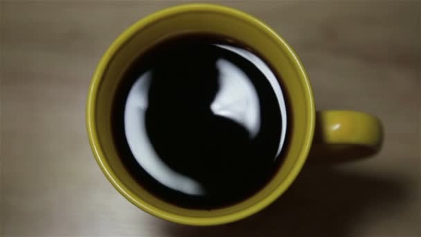 Ρόφημα καφέ σε ένα φλιτζάνι — Αρχείο Βίντεο