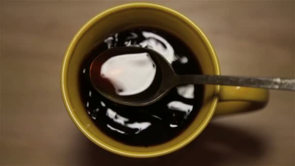 Koffie drinken in een kopje — Stockvideo