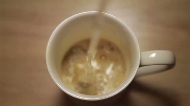 Cappuccino con schiuma in tazza bianca — Video Stock