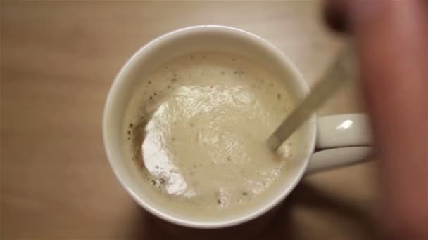 Капучино с пеной в белой чашке — стоковое видео