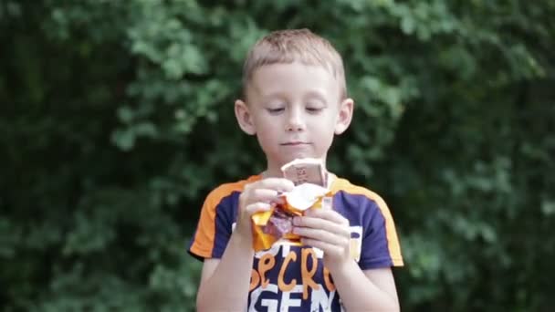 Menino comendo sorvete — Vídeo de Stock