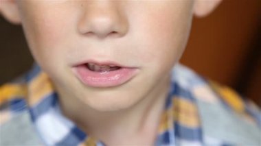 Çocuk kameraya benziyor