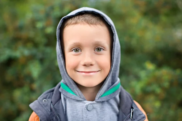 Der Junge blickt in die Kamera — Stockfoto