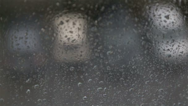 Κρύα ημέρα βροχερή, σταγόνες πάνω στο γυαλί — Αρχείο Βίντεο