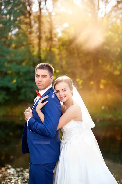 Um casal engraçado na sessão electrónica. Preparação para a potografia de casamento . — Fotografia de Stock