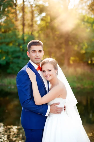 Um casal engraçado na sessão electrónica. Preparação para a potografia de casamento . — Fotografia de Stock