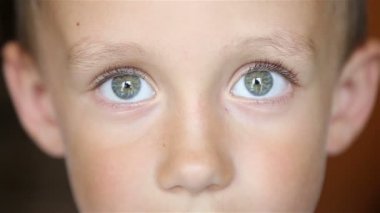 Çocuk kameraya benziyor