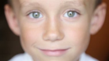 Çocuk kameraya benziyor