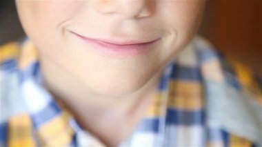 Çocuk kameraya benziyor