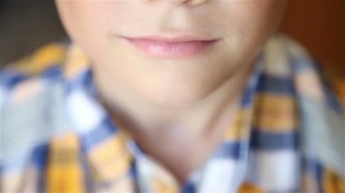 Çocuk kameraya benziyor