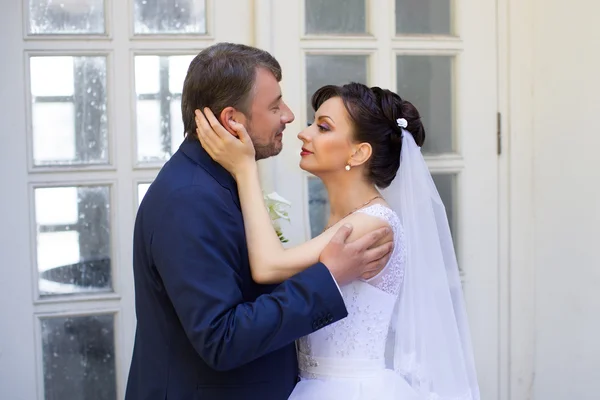 Bruidegom in wit overhemd bruid hand kussen. Zeer zachte foto — Stockfoto