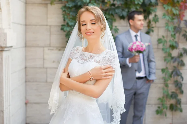De bruid en bruidegom voor een wandeling — Stockfoto