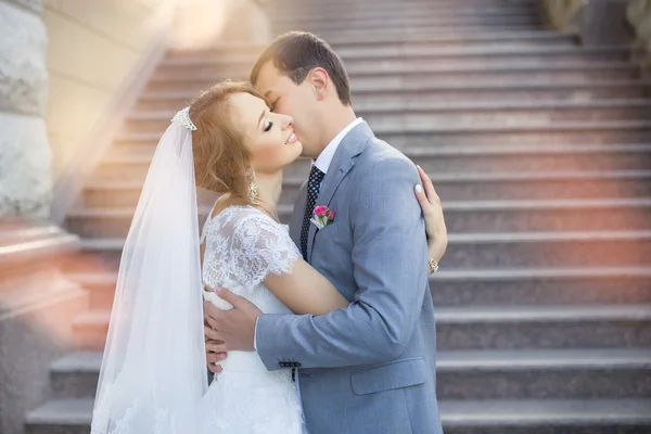 The bride and groom for a walk — Stock Photo, Image