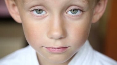 Çocuk kameraya benziyor