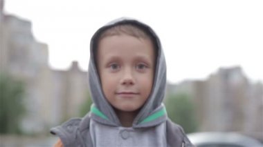 Çocuk odasına gitti