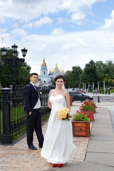 Os recém-casados felizes em um passeio pela cidade — Fotografia de Stock