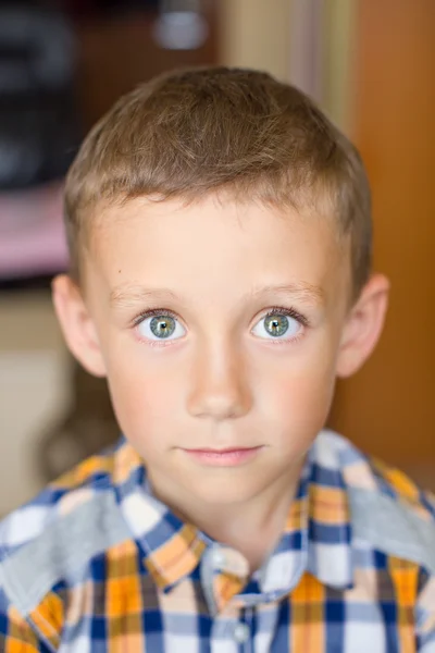 El chico está llorando. —  Fotos de Stock