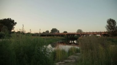 Nehrin üzerindeki eski köprü.