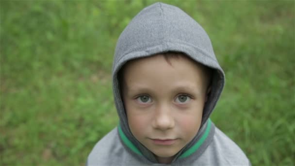 Хлопчик грає на відкритому повітрі — стокове відео