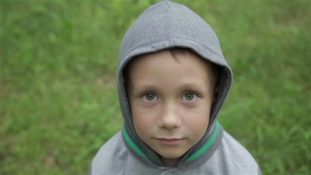 Мальчик играет на открытом воздухе — стоковое видео