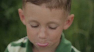 Çocuk dışarıda oynuyor.